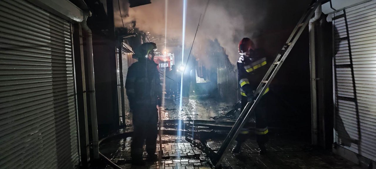 FOTO Opt gherete în care se aflau cisterne cu miere au fost cuprinse de flăcări pe șoseaua Hâncești din Chișinău