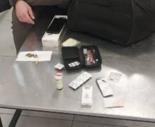 (ФОТО) Иностранец пытался выехать из Молдовы в Украину с психотропными таблетками и коноплей