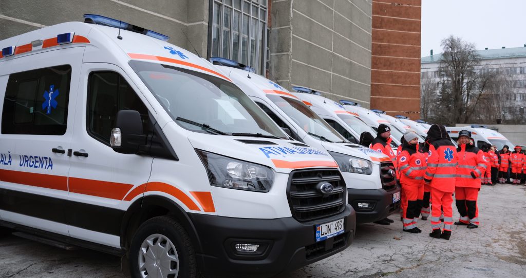 (ФОТО) В Молдове 13 станций скорой помощи получили новые реанимобили