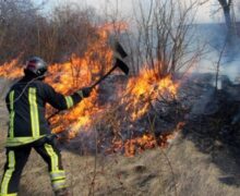 В Кишиневе пожарные тушат возгорание сухой травы