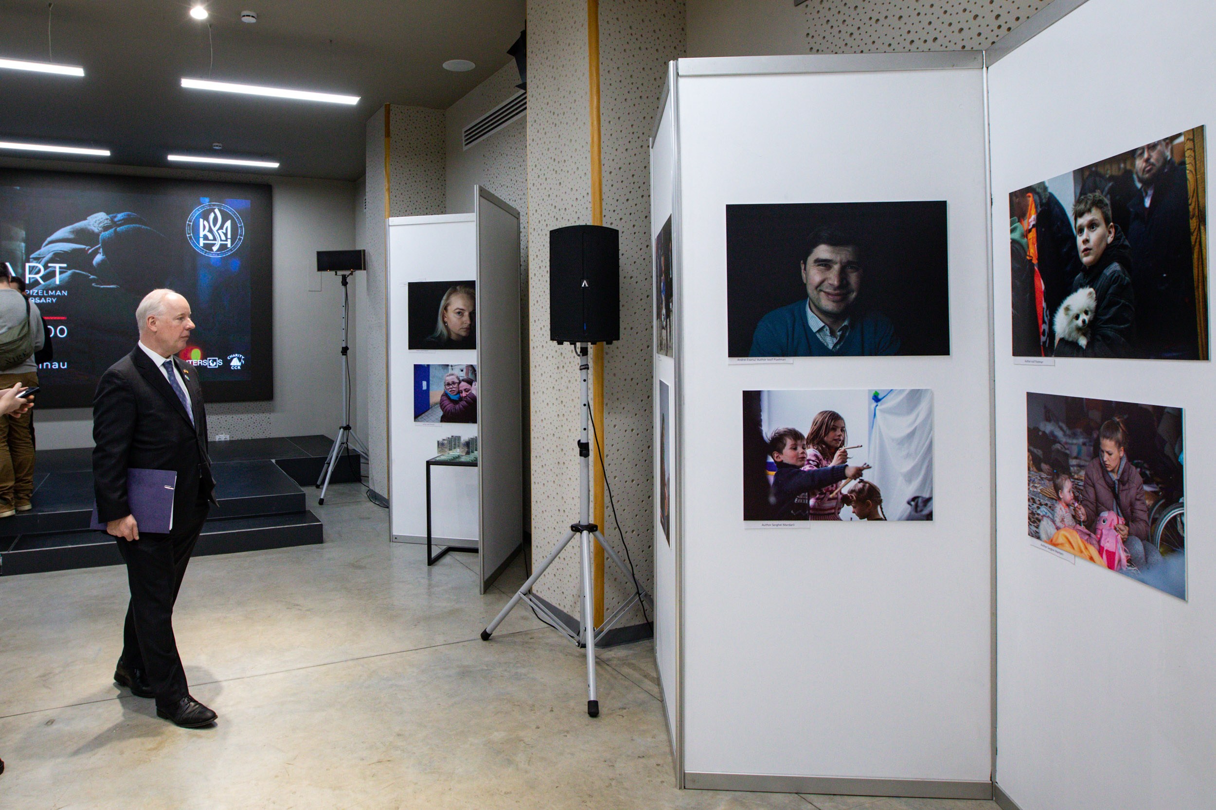Дорин Речан посетил выставку, приуроченную к годовщине войны. «Защищая свою родину, украинцы защищают и нас»
