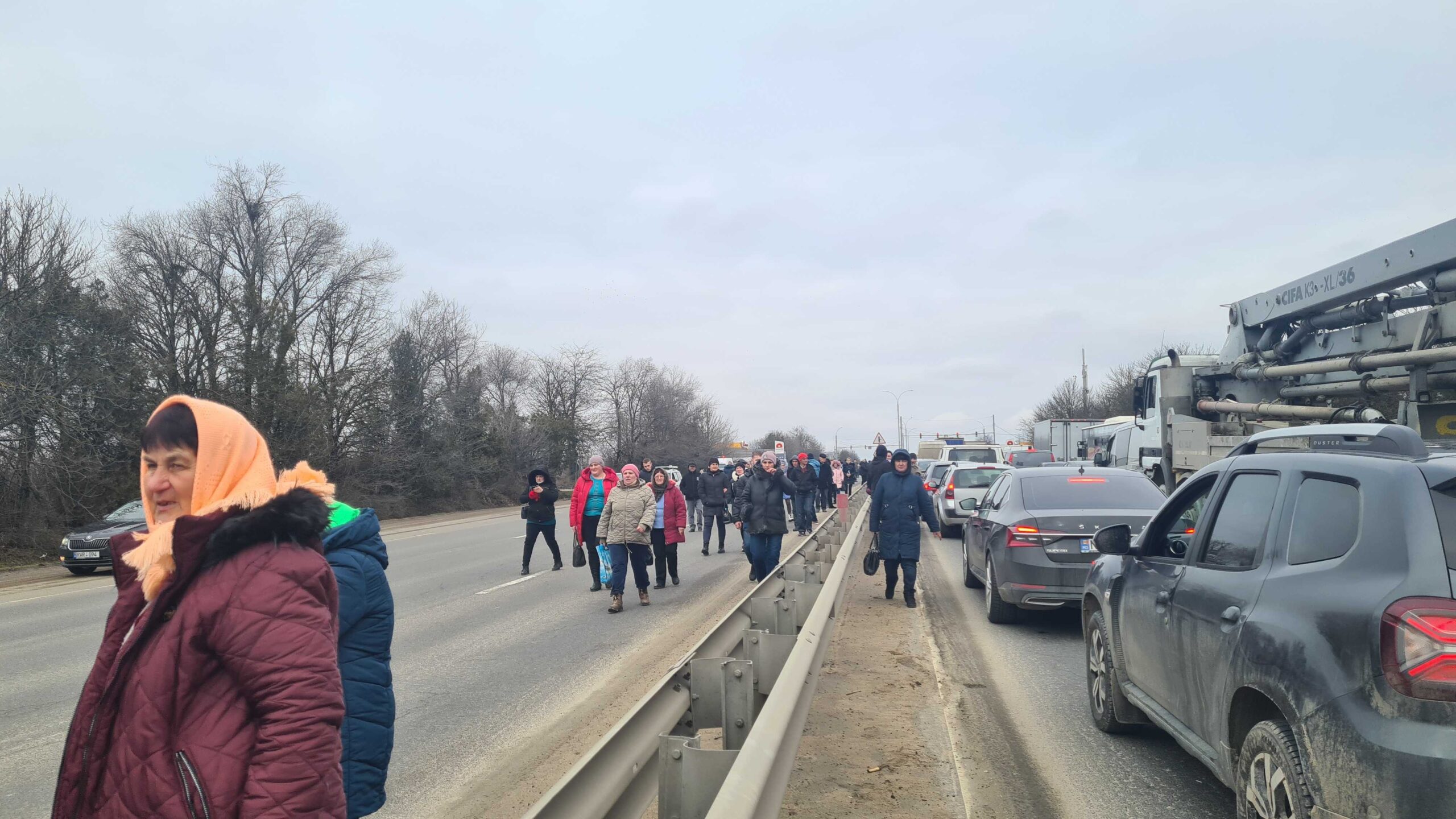 (LIVE) Protest și la Stăuceni, unde a fost blocat traseul. Zeci de autobuze fac cale-toarsă