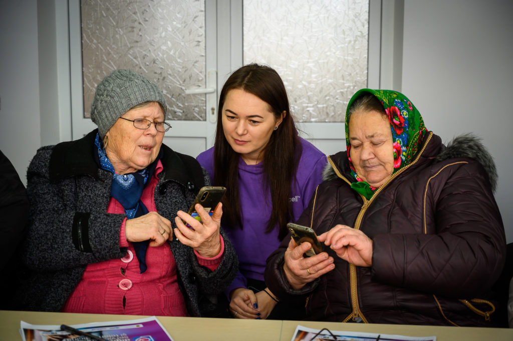 În premieră, mai mulți vârstnici din Republica Moldova beneficiază de servicii de e-sănătate și consiliere online