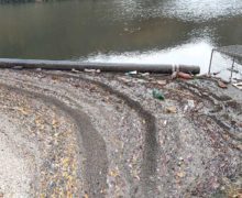 (ФОТО) Впервые в Молдове на маленькой реке установили плавучий мусоросборник