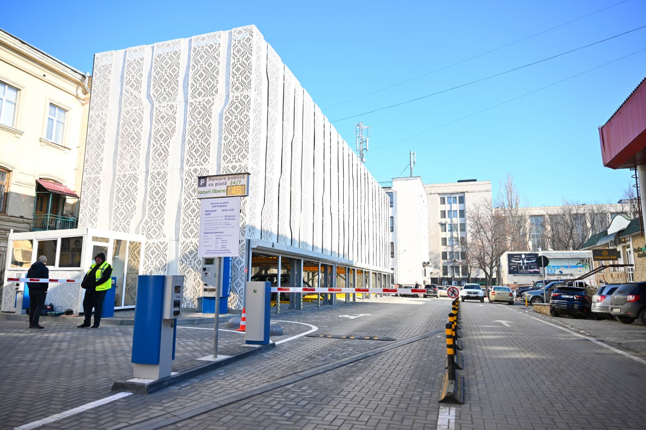 FOTO Parcare cu 4 nivele în centrul Chișinăului. Care sunt tarifele și de ce șoferii riscă amenzi
