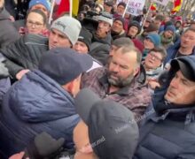 (VIDEO) Altercație în timpul mitingului „Mișcării pentru popor”. Protestatarii au încercat să rupă cordonul de poliție