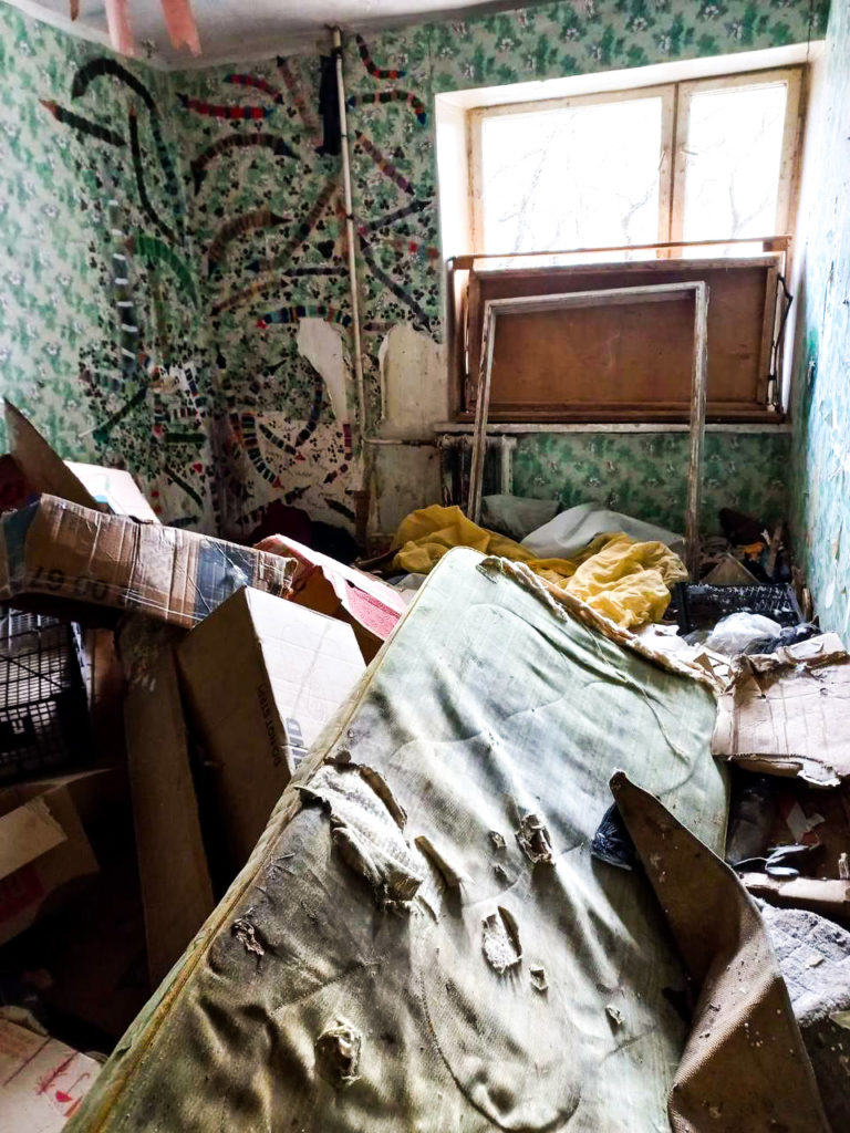(FOTO) Apartament din cartierul Telecentru, transformat în gunoiște. Pretura a fost nevoită să intervină