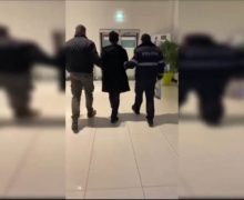 (VIDEO) Un moldovean care și-a ucis mama și a fugit din țară a fost extrădat din Luxemburg. Câți ani va petrece după gratii?