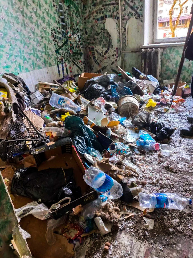 (FOTO) Apartament din cartierul Telecentru, transformat în gunoiște. Pretura a fost nevoită să intervină