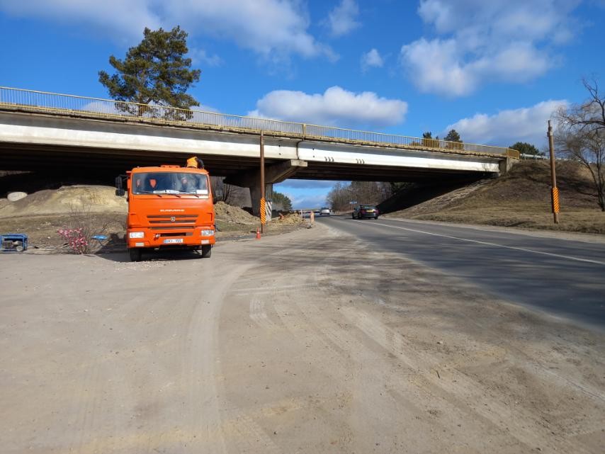 FOTO Au început lucrările de reparație a podului din apropierea orașului Cricova. Ce trebuie să cunoască șoferii