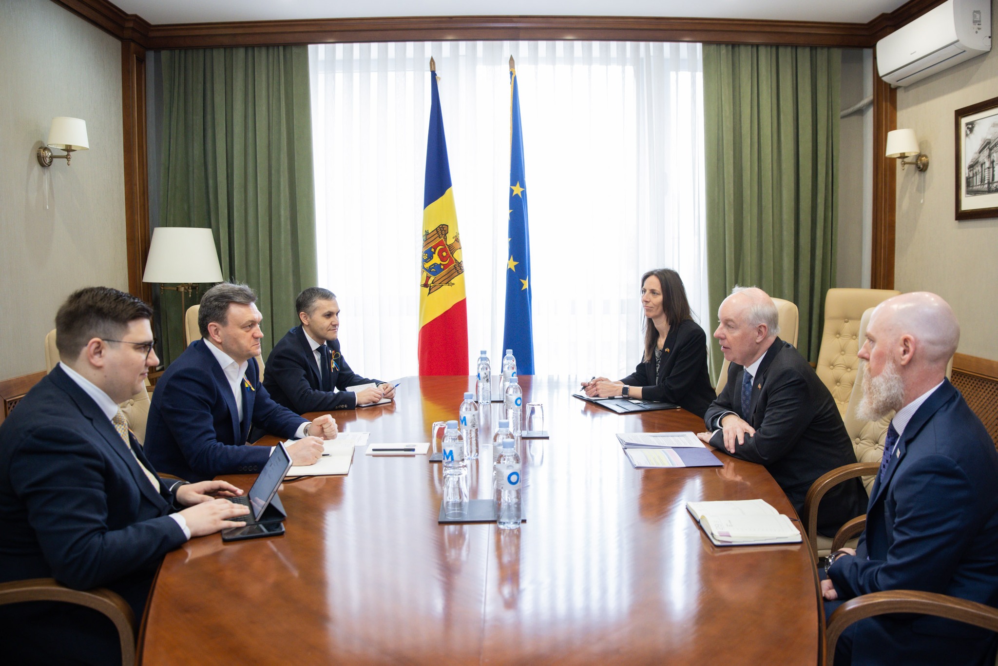 (FOTO) Priorități în colaborarea Moldovei cu SUA. Recean s-a întâlnit cu Logsdon