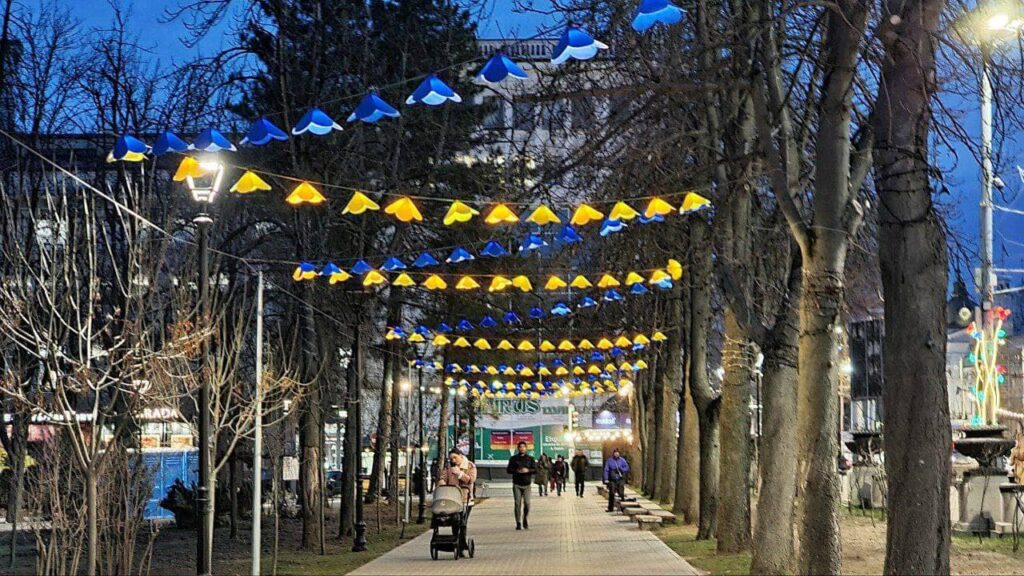 (FOTO) Mai multe edificii din Chișinău au fost iluminate în culorile drapelului Ucrainei