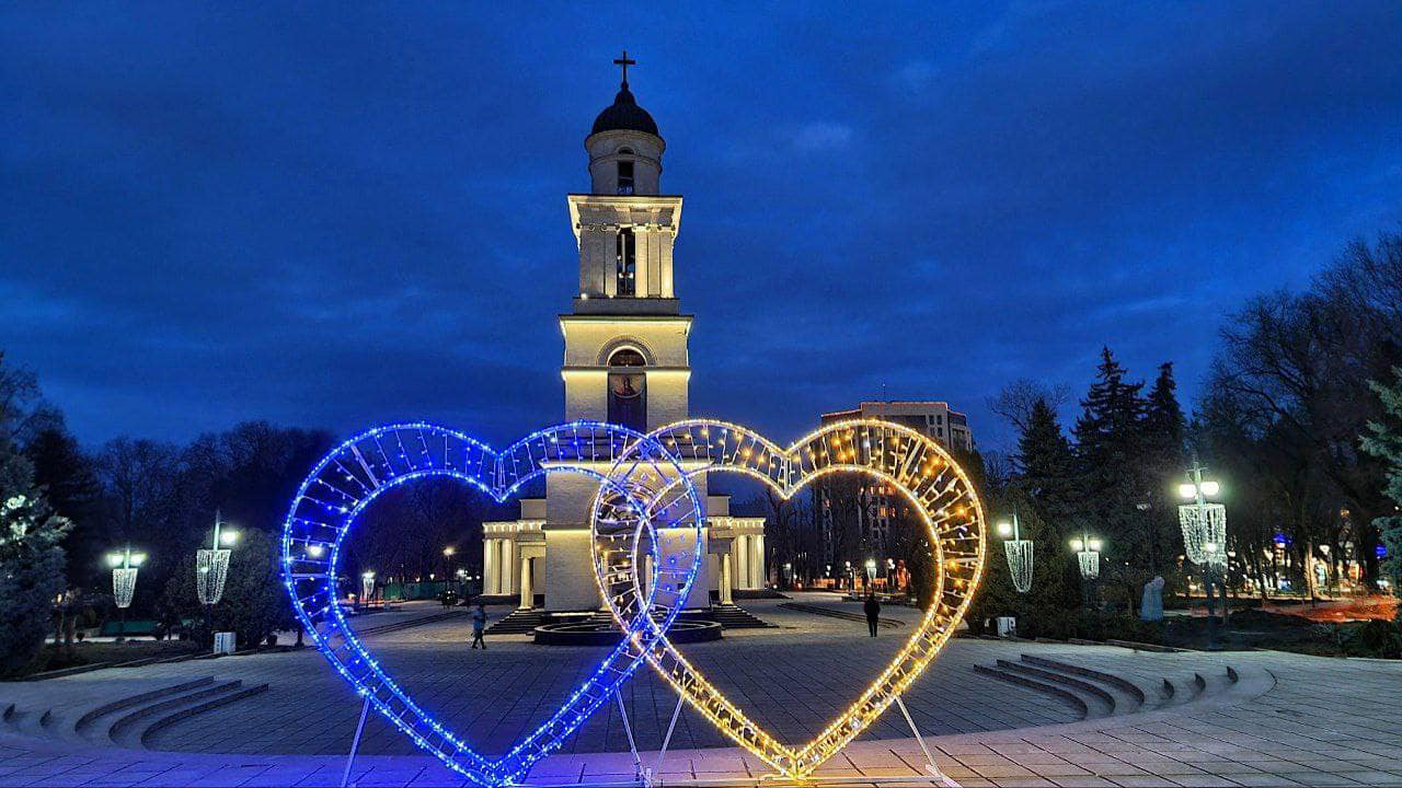 (ФОТО) Триумфальную арку в центре Кишинева подсветили в цвета украинского флага