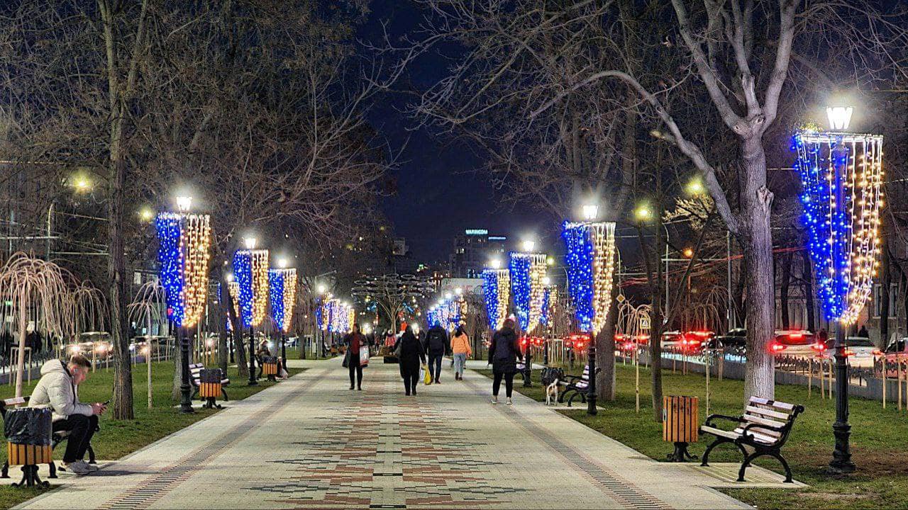 (ФОТО) Триумфальную арку в центре Кишинева подсветили в цвета украинского флага