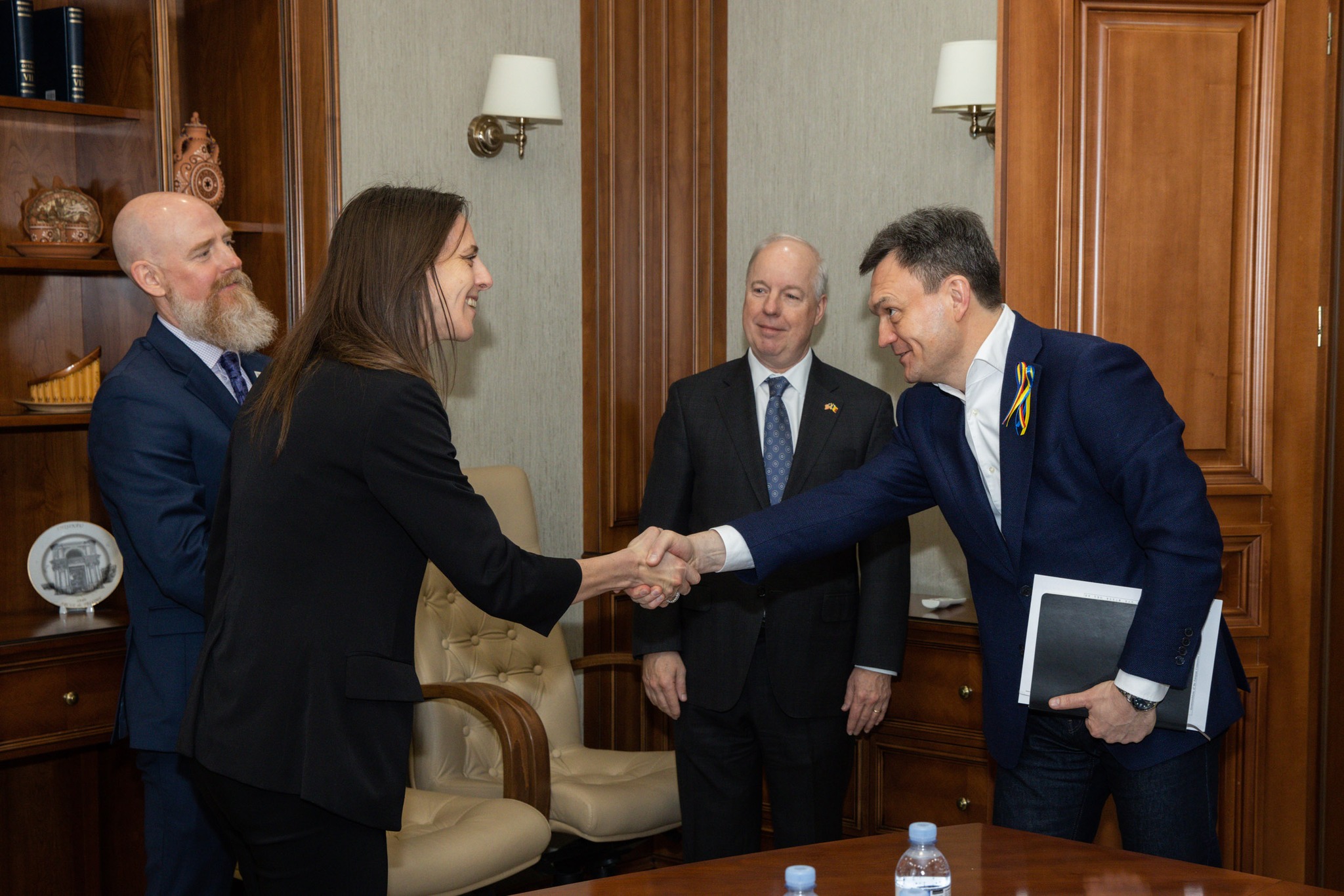 (FOTO) Priorități în colaborarea Moldovei cu SUA. Recean s-a întâlnit cu Logsdon