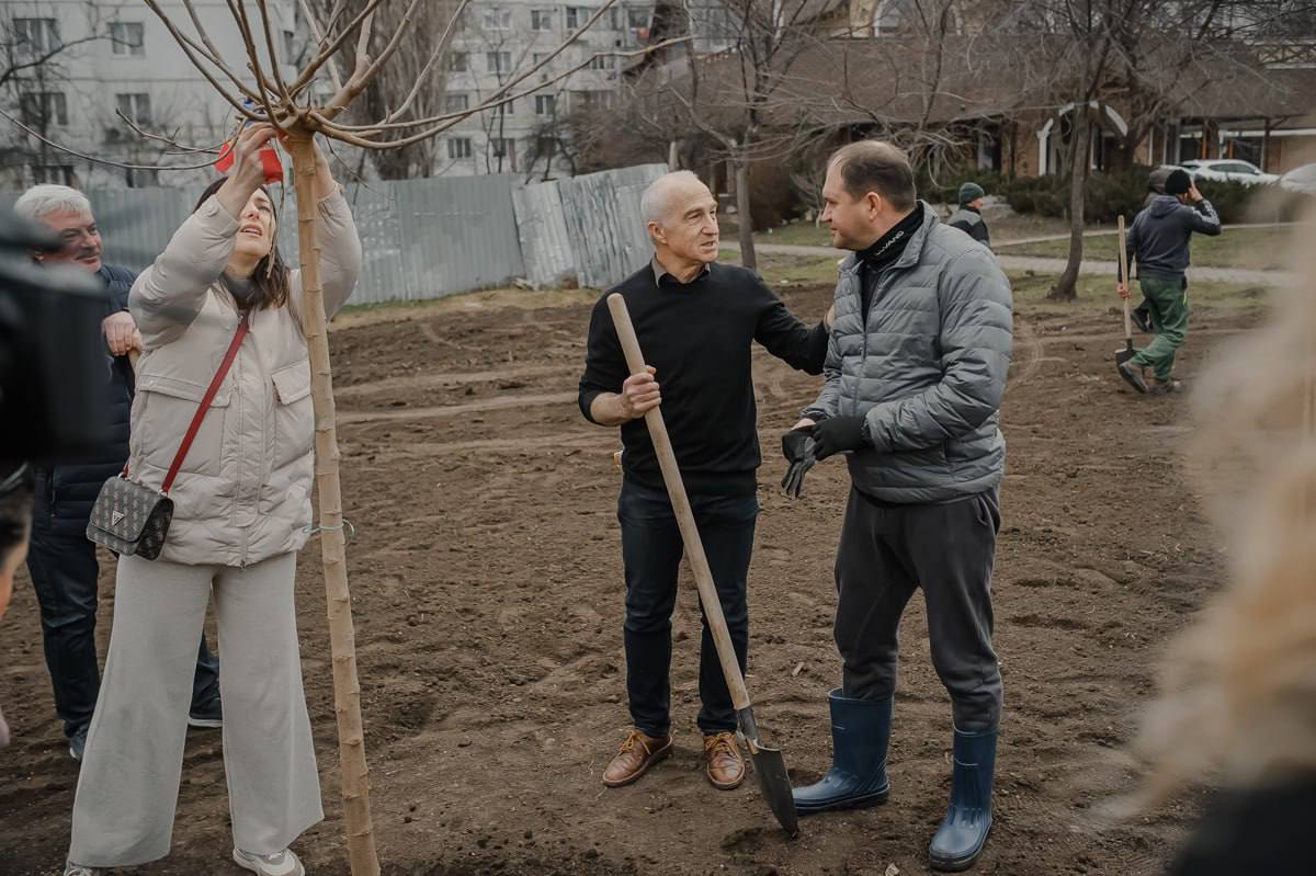 Ion Ceban și ambasadorul turc la Chișinău au plantat arbori, în semn de solidaritate cu victimele cutremurelor devastatoare din Turcia