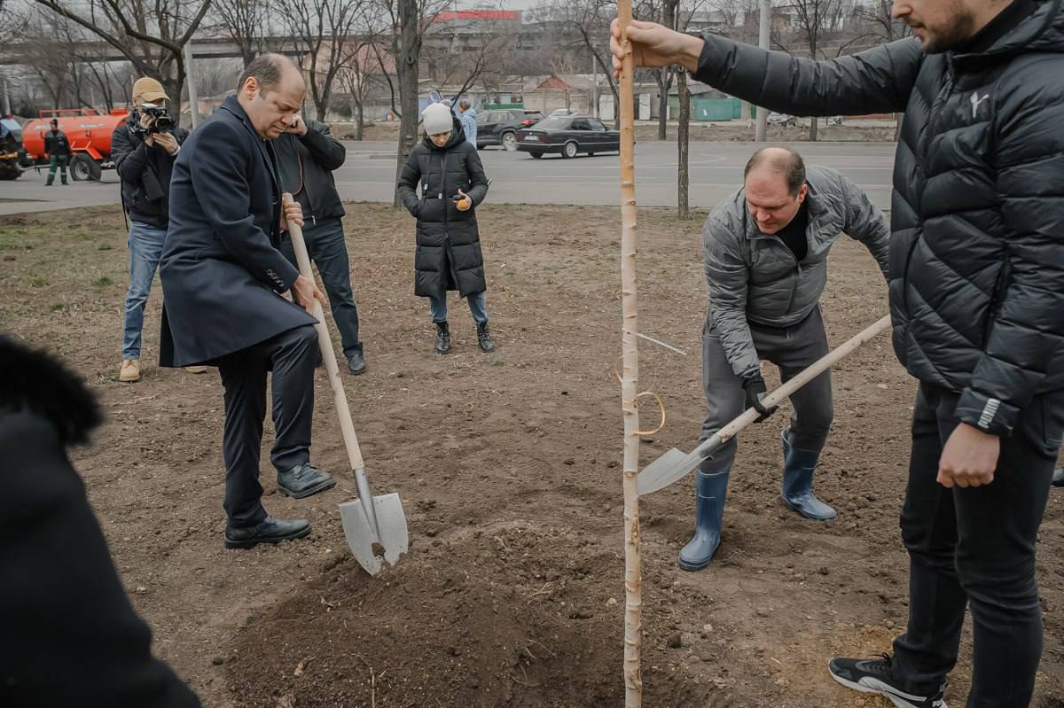 Ion Ceban și ambasadorul turc la Chișinău au plantat arbori, în semn de solidaritate cu victimele cutremurelor devastatoare din Turcia