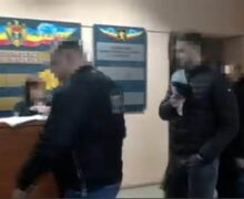 (VIDEO) Doi polițiști au fost reținuți. Ar fi furat banii de pe cardul unui bărbat care s-a sinucis