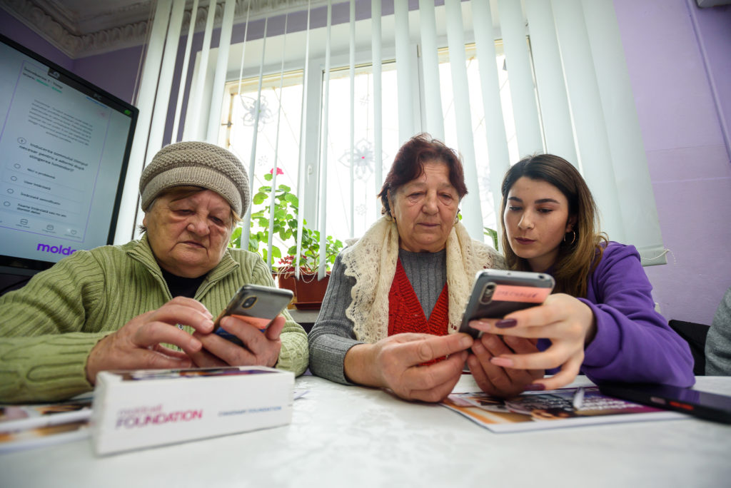Впервые в Молдове пожилые люди могут воспользоваться онлайн-услугами медицинских консультаций