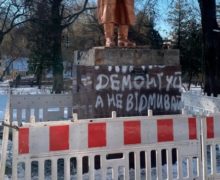 (ВИДЕО) В Киеве демонтировали памятник Валерию Чкалову