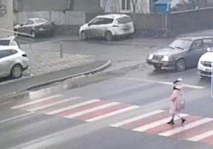(VIDEO)Orhei: Momentul în care mașina în care se aflau polițiști este lovită la trecerea pentru pietoni, iar șoferul fuge de la locul accidentului