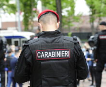 A încercat să rănească cu cuțitul un carabinier din capitală. Pedeapsa pe care a primit-o un moldovean