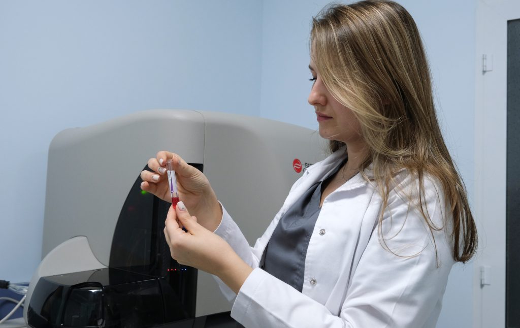 FOTO În premieră, în Moldova poate fi utilizat flowcitometrul, un echipament pentru diagnosticarea exactă a leucemiei