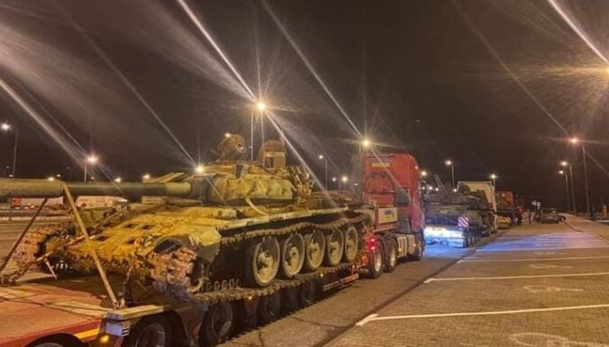 (FOTO) În fața Ambasadei Rusiei în Letonia a fost adus un tanc capturat la Bucea