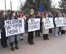 PSRM a organizat un flashmob în fața clădirii Președinției. A cerut asigurarea păcii în țară