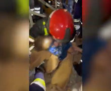 (ВИДЕО) Молдавские спасатели достали из-под завалов в Турции трехлетнего ребенка