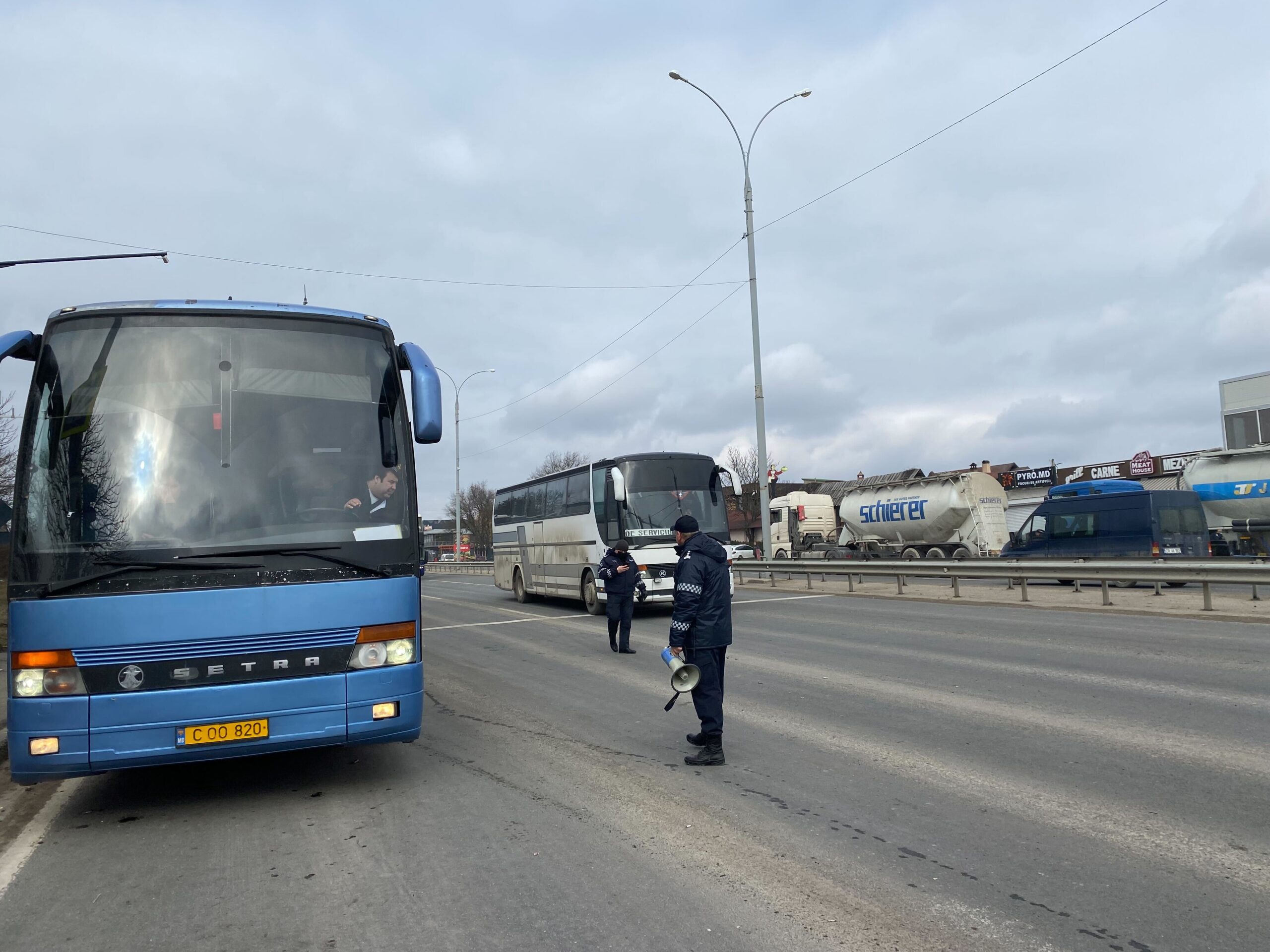 (ФОТО) Трассу в Ставченах разблокировали. Часть протестующих едет в Кишинев