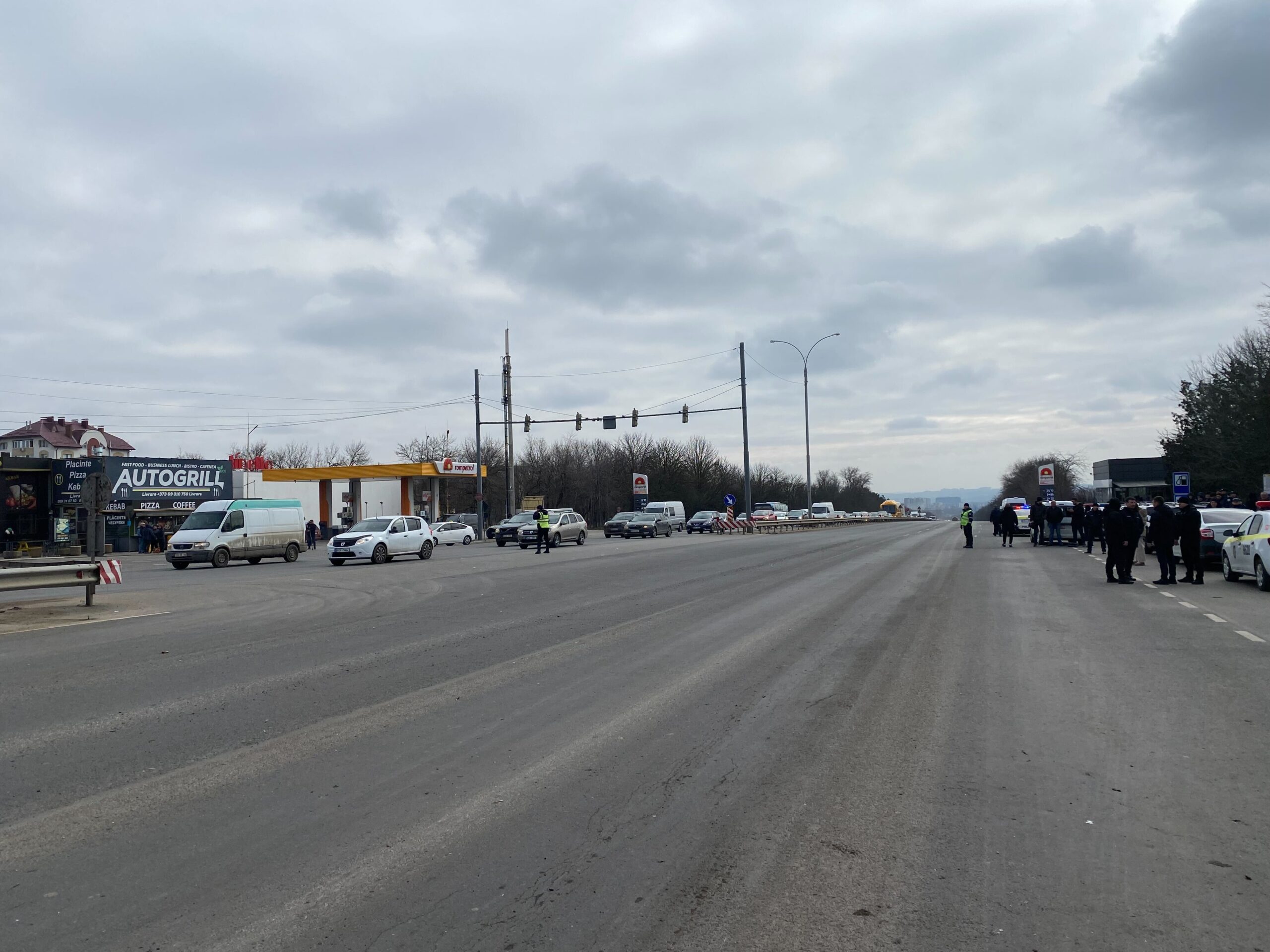 (ФОТО) Трассу в Ставченах разблокировали. Часть протестующих едет в Кишинев