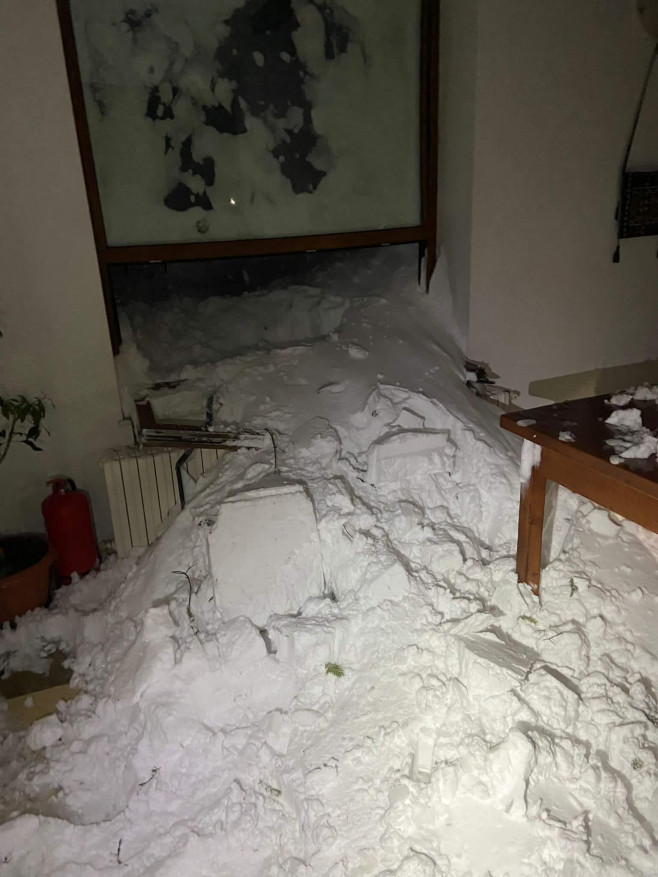 (ФОТО) В Румынии снежная лавина накрыла отель