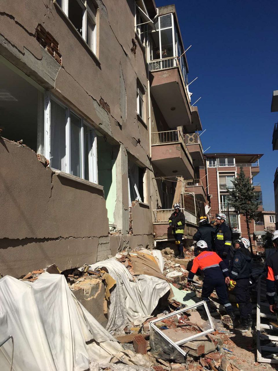 FOTO Salvatorii moldoveni din Turcia au scos de sub ruine cadavrele a 3 persoane