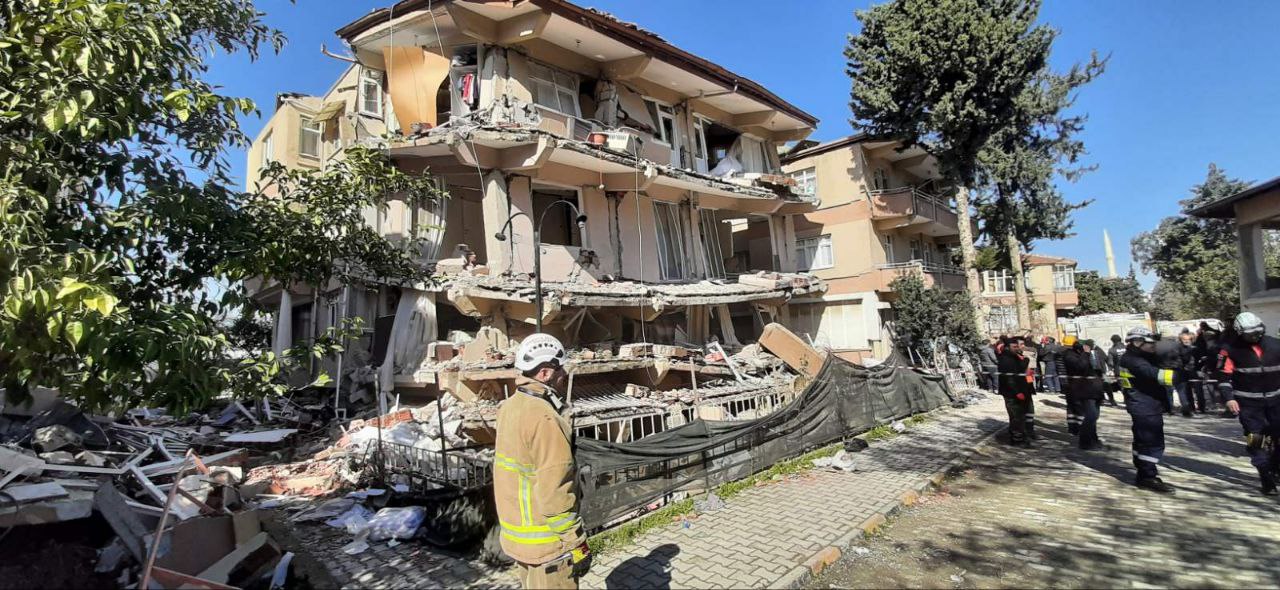 FOTO Salvatorii moldoveni din Turcia au scos de sub ruine cadavrele a 3 persoane