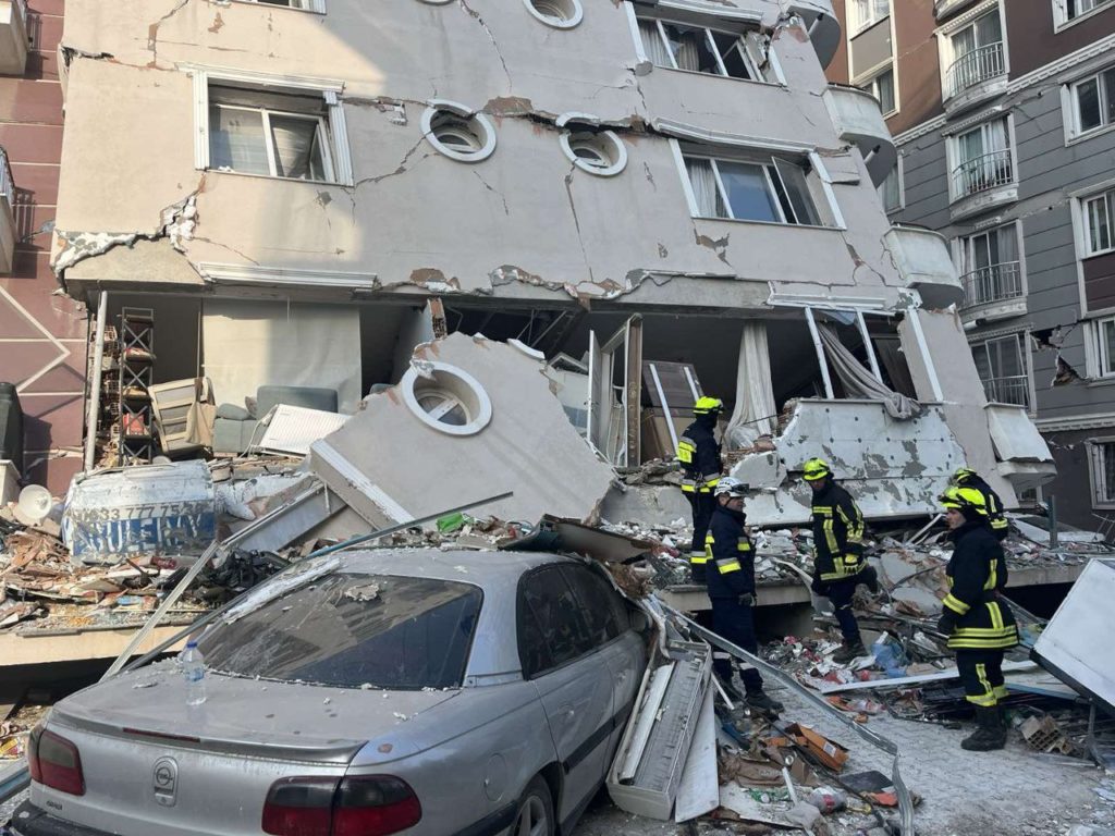 (FOTO) Salvatorii moldoveni au evaluat 12 blocuri prăbușite: Ce au depistat sub dărâmături