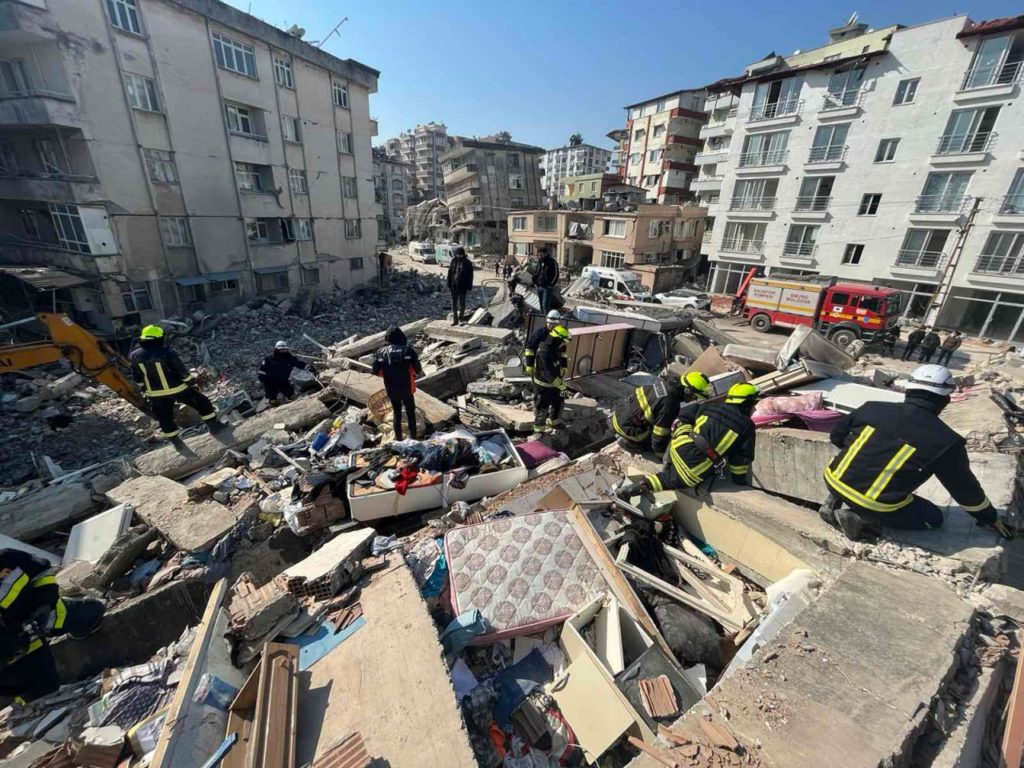 (VIDEO) Turcia: Salvatorii moldoveni au scos de sub ruine o persoană și continuă căutările