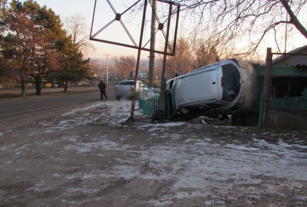 (FOTO) Un șofer, aflat în stare de ebrietate, a pierdut controlul volanului și s-a izbit într-o poartă metalică