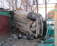 (FOTO) Un șofer, aflat în stare de ebrietate, a pierdut controlul volanului și s-a izbit într-o poartă metalică