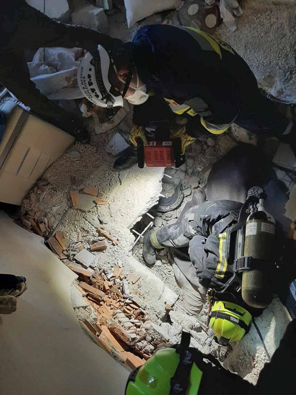 (ФОТО) В Турции молдавские спасатели нашли еще двух погибших под завалами