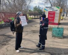 (FOTO) Un activist a protestat împotriva războiului din Ucraina în fața Consulatului Rusiei din Tiraspol. Acesta a fost interogat de polițiști