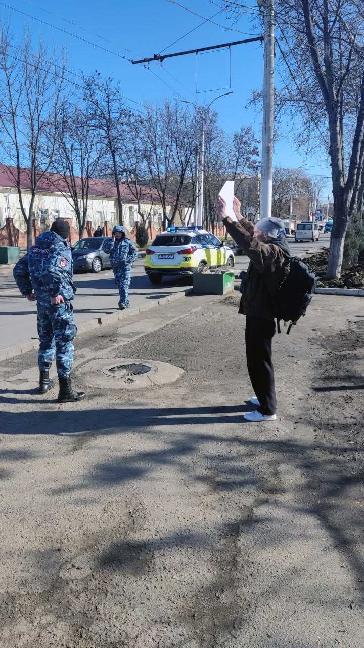 (FOTO) Un activist a protestat împotriva războiului din Ucraina în fața Consulatului Rusiei din Tiraspol. Acesta a fost interogat de polițiști