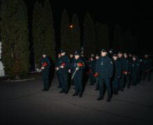 (FOTO) Omagiu la 5 dimineața. Gestul emoționant al polițiștilor de frontieră din Moldova la Ambasada Ucrainei