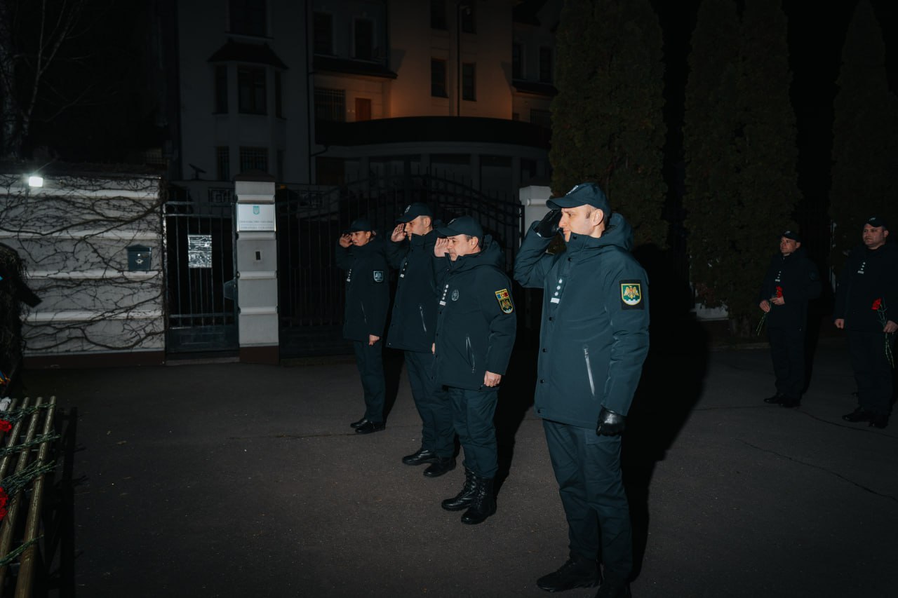 (FOTO) Omagiu la 5 dimineața. Gestul emoționant al polițiștilor de frontieră din Moldova la Ambasada Ucrainei