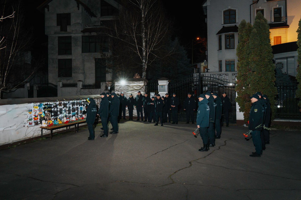 (FOTO) Omagiu la 5 dimineața. Gestul emoționant al polițiștilor de frontieră din Moldova la Ambasada Ucrainei