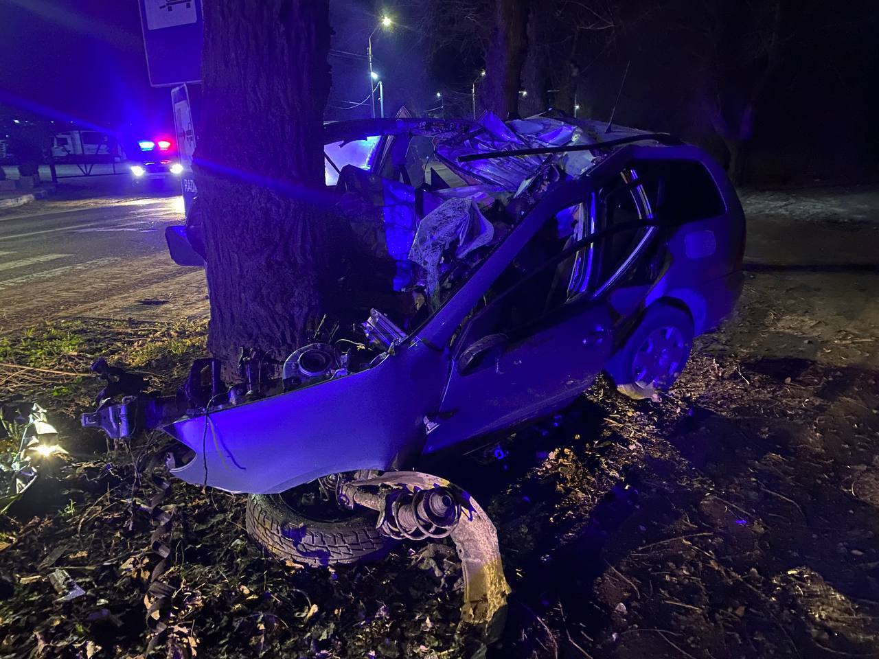 FOTO/VIDEO Un polițist de 23 de ani a murit în urma unui accident în Chișinău. A ajuns cu mașina într-un copac