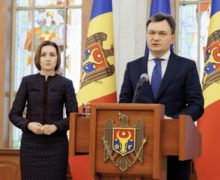 Maia Sandu explică de ce premierul Recean a împărțit ziare de partid: „Noi, în R. Moldova, insistăm să facem politică corectă”