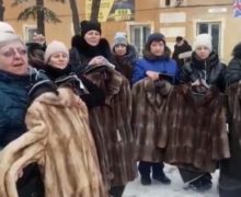 (ВИДЕО) Вдовам погибших военных в «ДНР» подарили шубы. После съемок видеоролика у некоторых их забрали