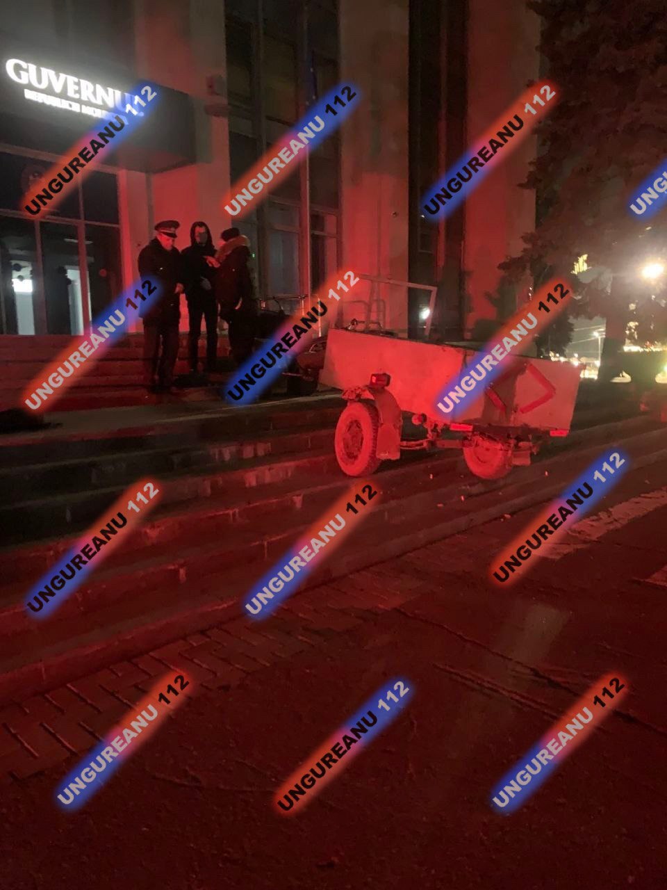 FOTO Misterul mașinii agricole care a ajuns noaptea la ușa Guvernului a fost dezlegat. Șoferul, internat în spital