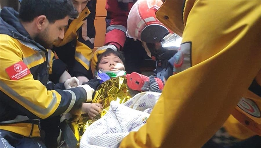 (FOTO) Copii de 1 an și 6 ani din Turcia, salvați după ce s-au aflat timp de două zile sub dărâmături